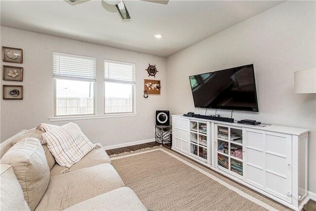 Foto del edificio - 717 W Lakeshore Landing Dr