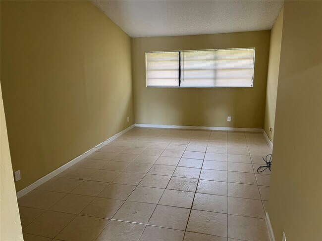 Foto del edificio - 11215 Royal Palm Blvd