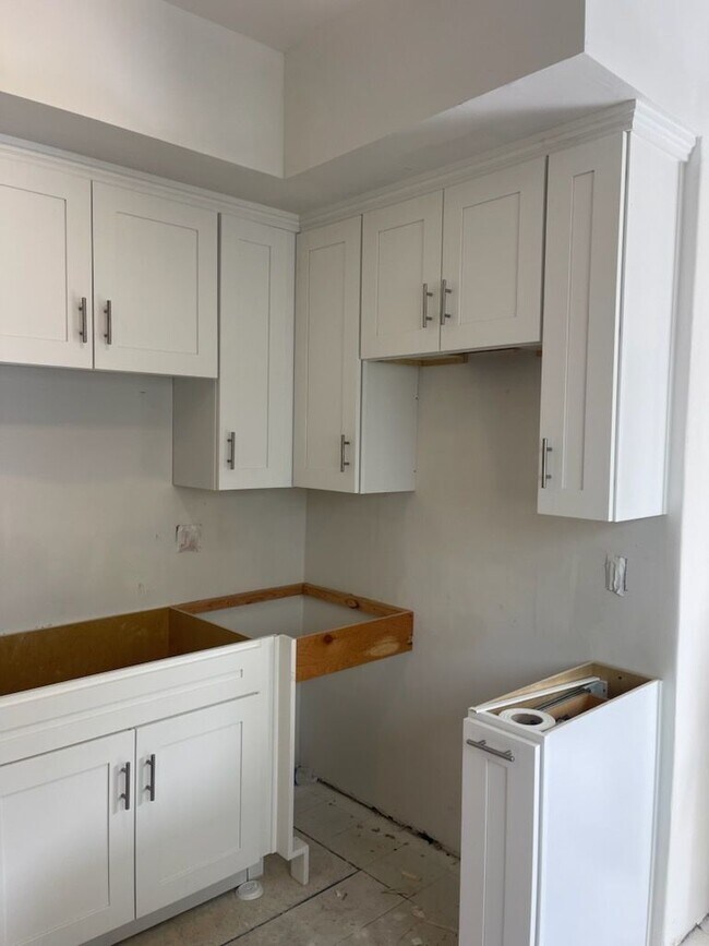 New Kitchen Cabinets - 119 S Ditmar St