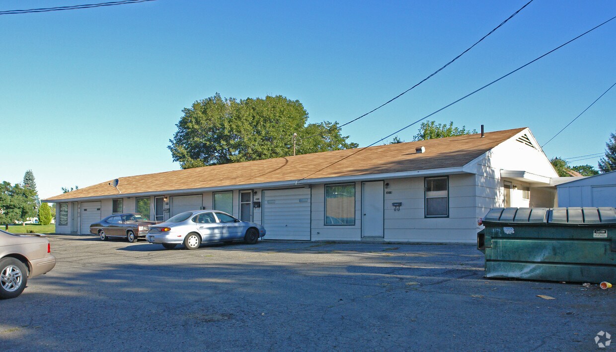 Primary Photo - 3002-3016 N Perry St