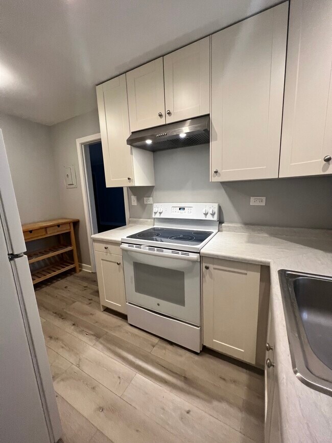 Building Photo - 1408 Hinman Ave