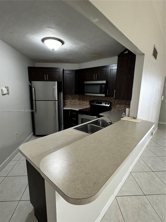 Building Photo - 9409 Fontainebleau Blvd