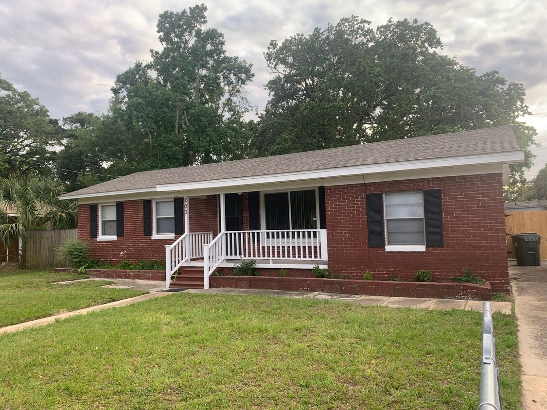 Primary Photo - Nice 3BR/1BA home with fully fenced yard