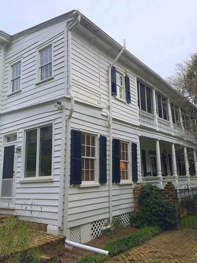 Building Photo - 25 Savage St