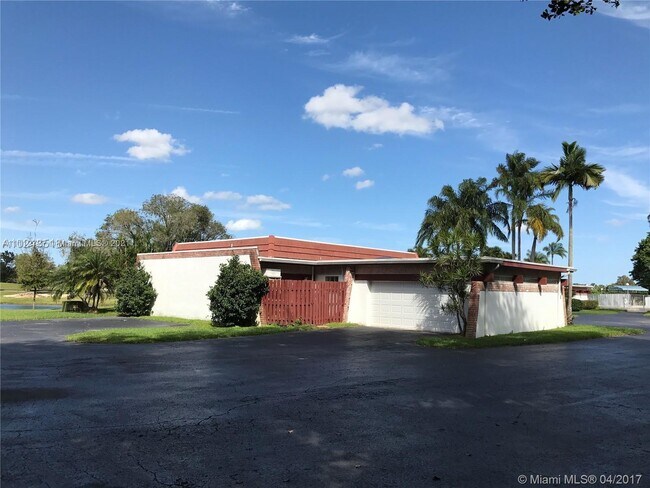 Building Photo - 16541 Country Club Crescent