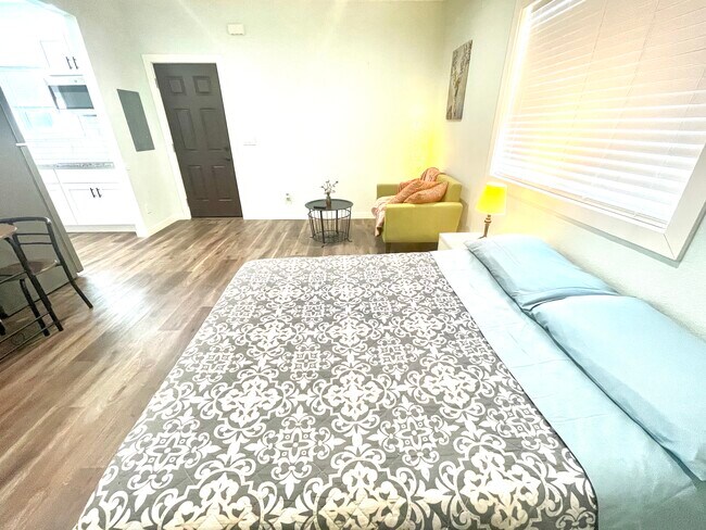 Foto del edificio - 2442 Maywood Ave