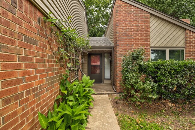 Building Photo - 605 Springwood St