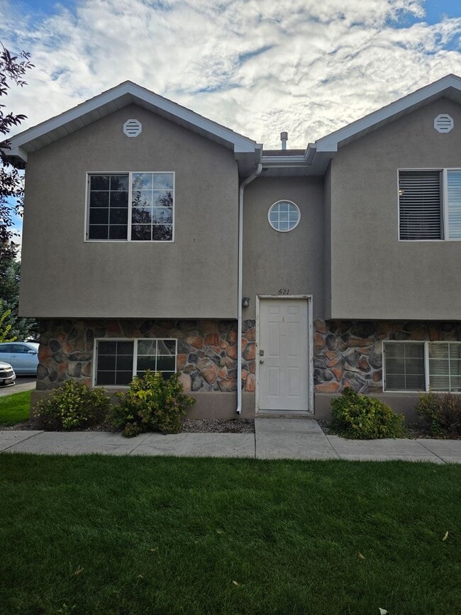 Building Photo - LEASE TAKEOVER - 3 Bed, 1.5 bath townhome available in the Vallinda Community