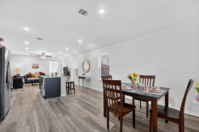 Building Photo - 906 Ramble Rd