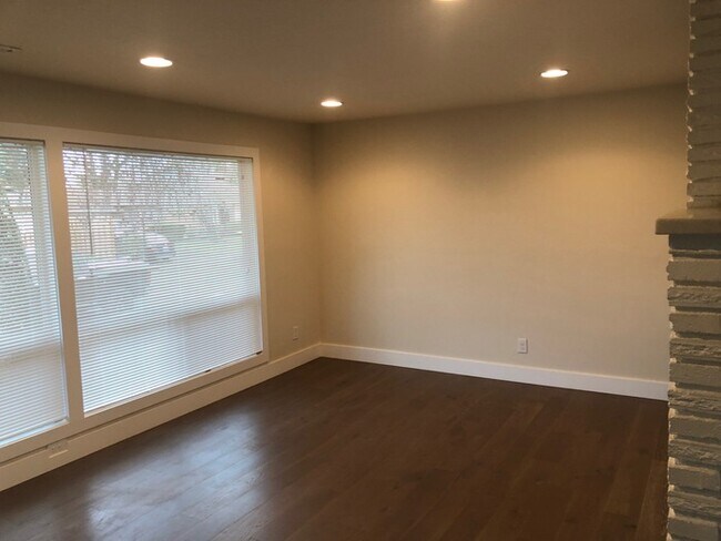 Building Photo - BEAUTIFUL UPDATED FOUR BEDROOM NEAR DOWNTOWN