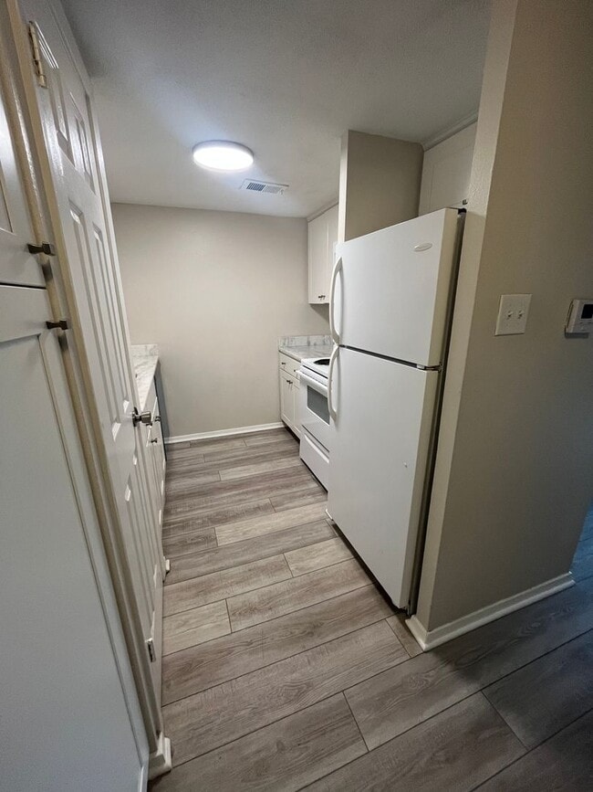 Photo - Condominium in Greenbrier. Available immediately! Conveniently located near the U of M. Newly ren...