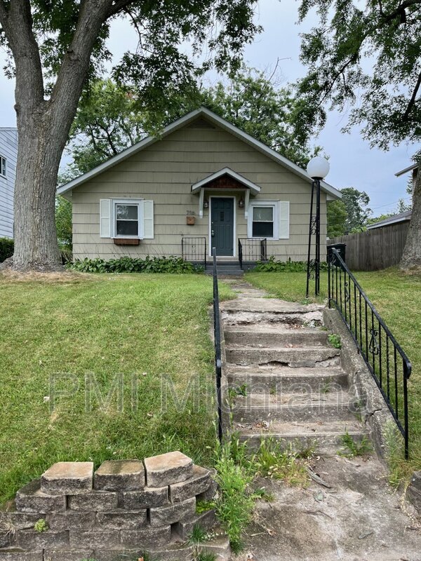 Building Photo - 716 S 36th St