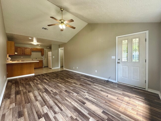 Building Photo - 2/1 Updated Rental Just North of Batesvill...
