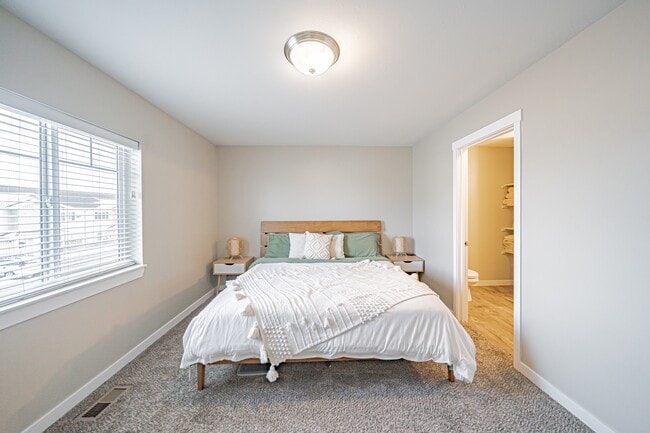 Building Photo - 560 Trails End