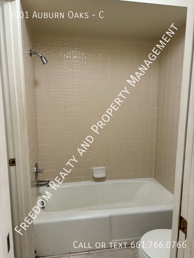 Building Photo - 5901 Auburn Oaks Dr, Bakersfield, CA 93306