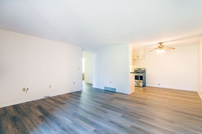 Building Photo - Convenient To Downtown Brevard