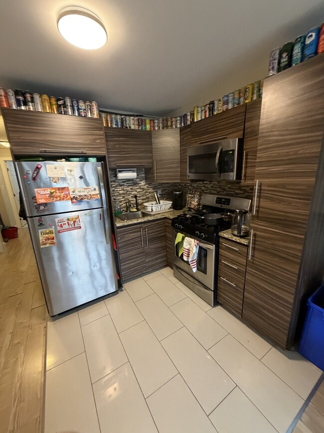 Building Photo - 466 Nelson St