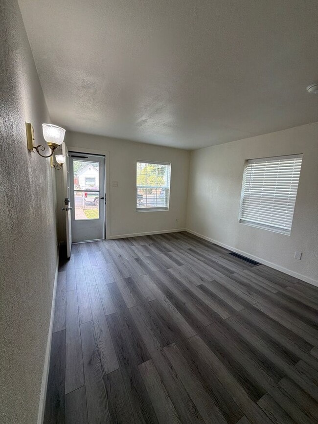 Building Photo - Freshly remodeled 3br 1ba, garage, LVP Flooring throughout.