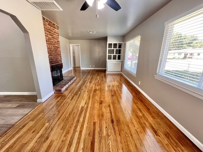 Foto del edificio - $1,895 West & Gettysburg, 3 Bedroom Home -...