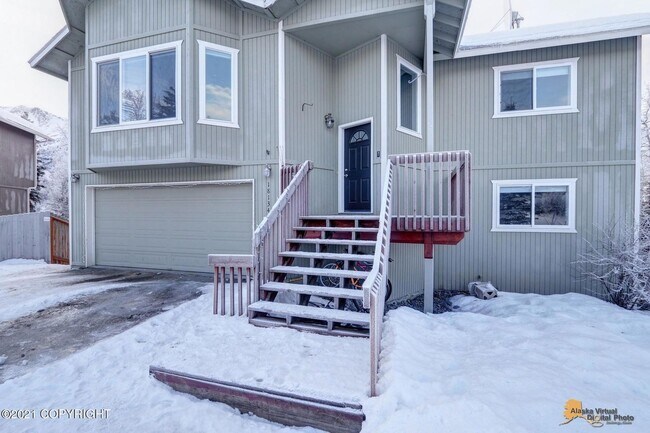 Foto del edificio - BEAUTIFUL, FULLY UPDATED SINGLE FAMILY HOM...