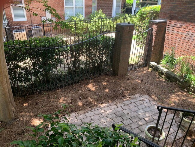Foto del edificio - Spacious Townhome close to downtown Auburn...