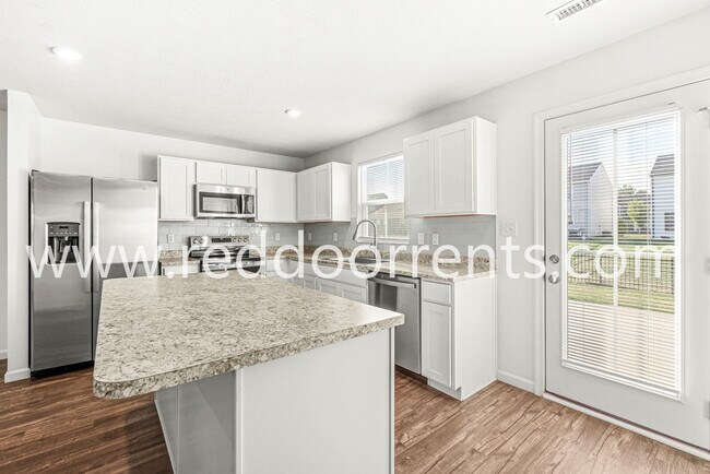 Building Photo - This home offers a perfect blend of comfor...