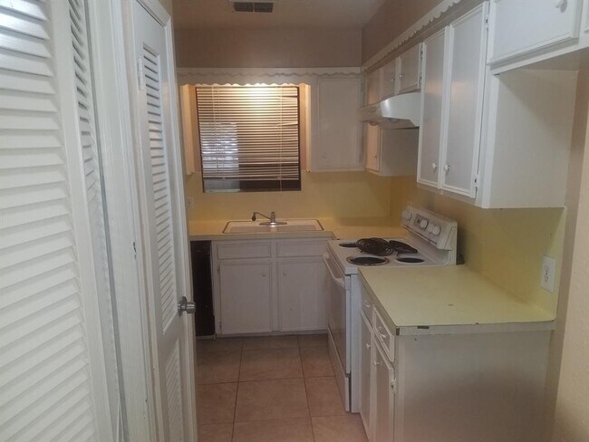 Building Photo - 9330 Tooley Dr