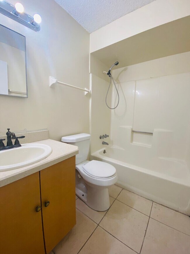 Foto del edificio - 2 BED / 1 BATH DUPLEX