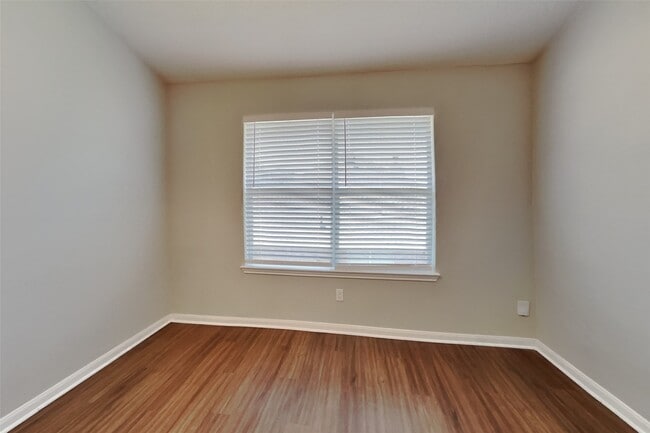Building Photo - 5803 Village Grove Dr