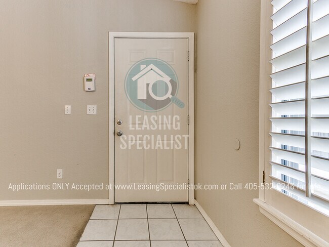 Foto del edificio - 2 Bed 2 Bath Gated Garden Condo Near OU