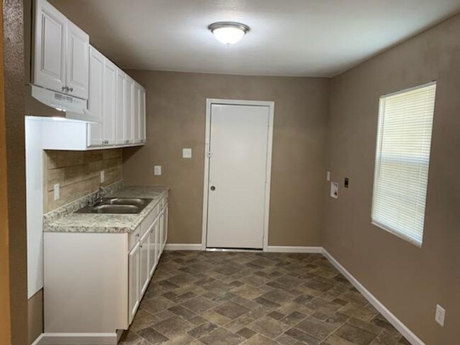 Building Photo - Newly Remodeled 2 bed, 1 bath