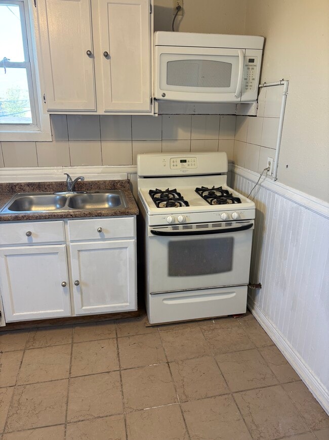 Kitchen Appliances - 1657 S 11th St