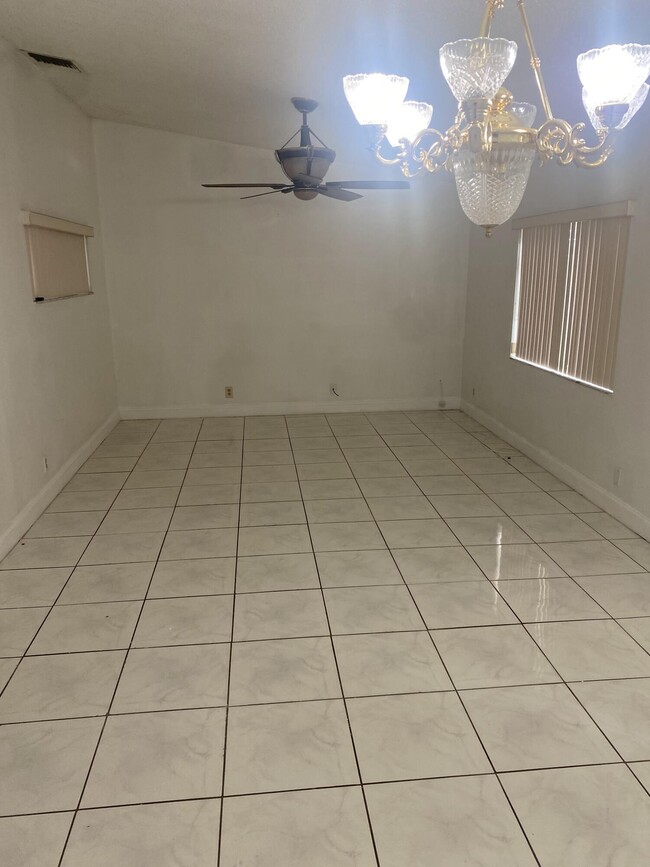 Foto del edificio - 663 White Water Dr