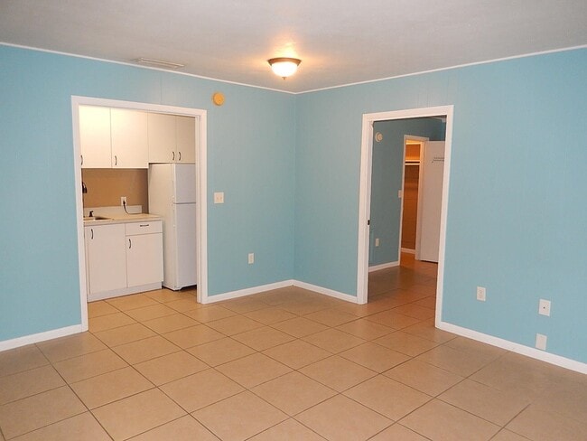 Building Photo - 2241 W Pensacola St