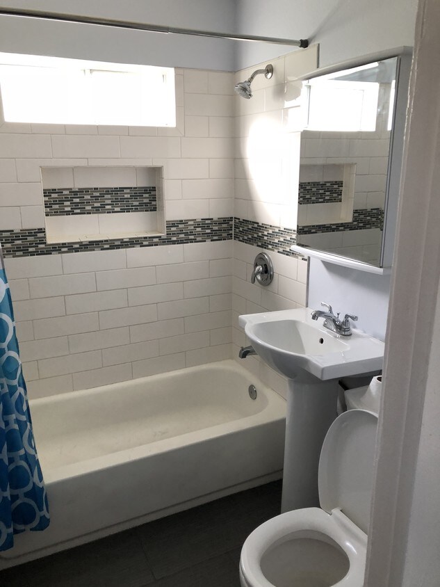 Foto principal - 825 E 10th St