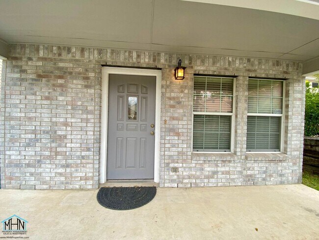 Building Photo - Beautifully kept, 3 bed/2.5 bath home near...
