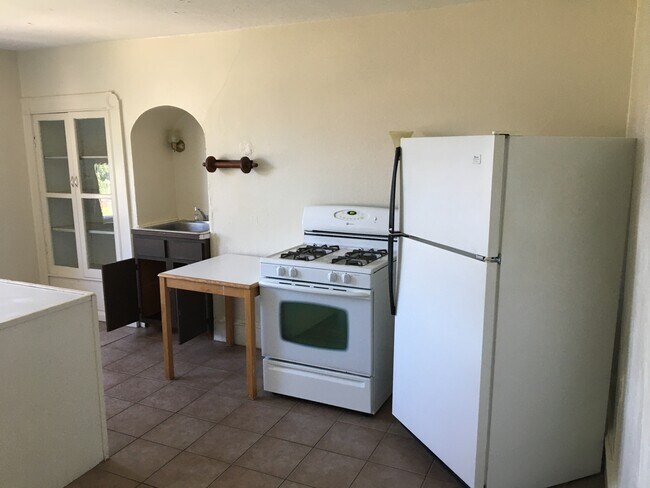 Kitchen - 205 N 18th Ave E