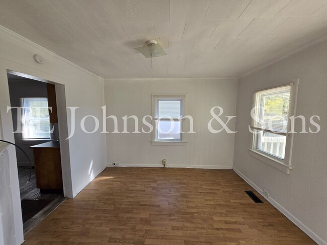 Building Photo - Charming 2 Bedroom with Front Porch