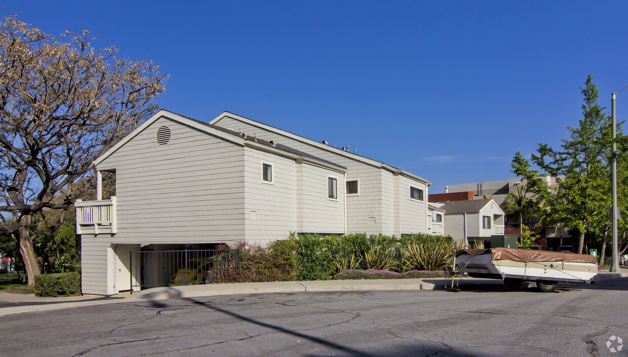 Building Photo - Vista La Cumbre