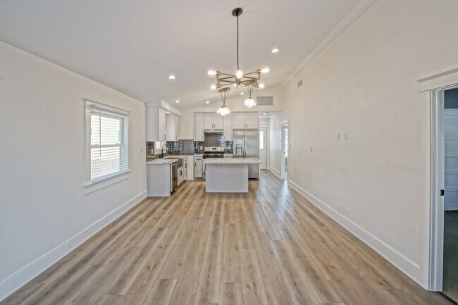 Building Photo - 827 N Lucia Ave