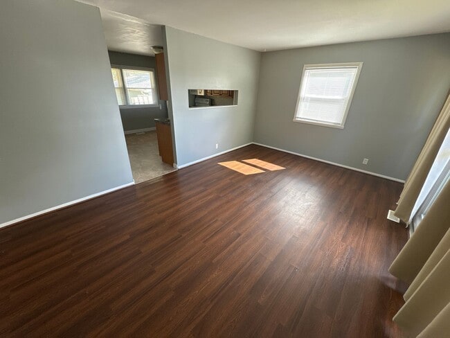 Building Photo - NW 3 bedroom  1 Bath home with 1 stall gar...