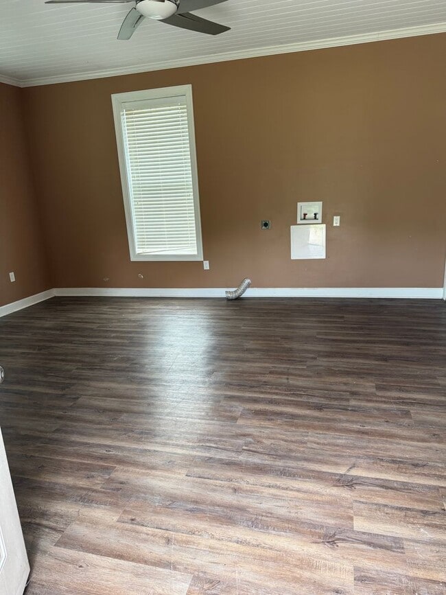 Building Photo - 115 S Rosewood Dr
