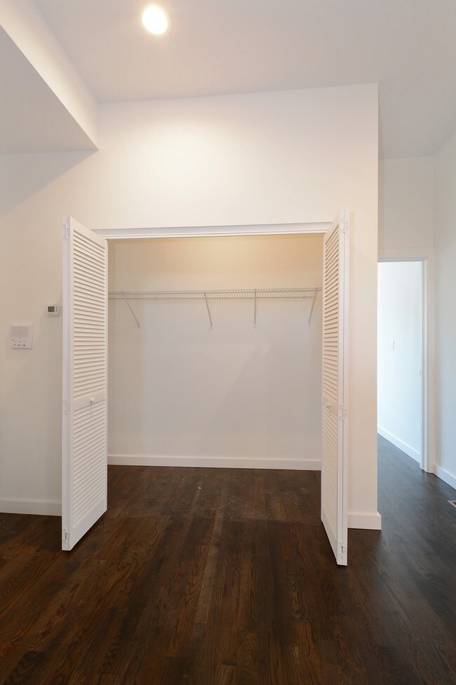 Foto del edificio - 1824 W 35th St