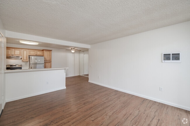 2 habitaciones, 2 baños - 893 pies cuadrados - Sala de estar/comedor - Camino Colony