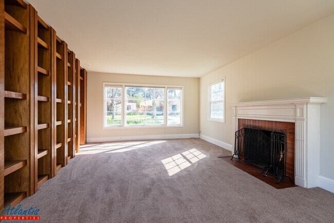 Building Photo - 823 Riverside Dr