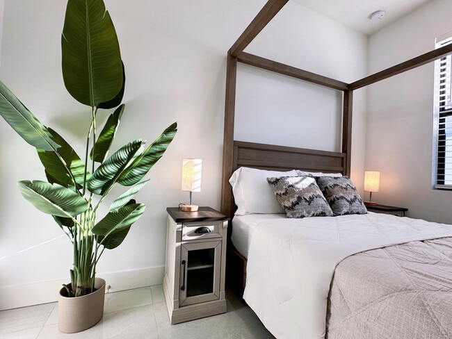 Muebles y ropa de cama completamente nuevos. - 4730 Marguerita Dr