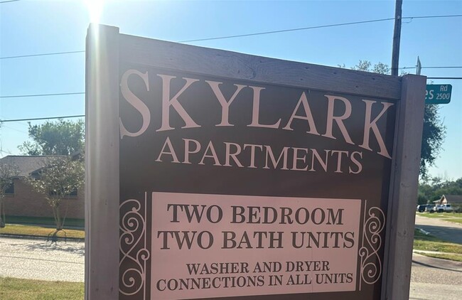 Foto del edificio - 715 Skylark Rd