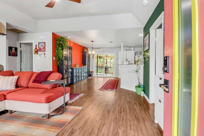 Building Photo - "Charming 3-Bed, 2-Bath Oasis on West Mistletoe Avenue – Spacious 1140 Sq Ft in San Antonio!"