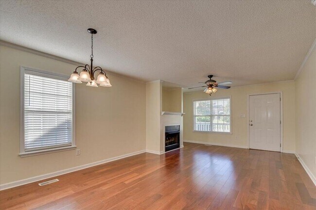 Building Photo - BEAUTIFUL WATERFRONT TOWNHOME