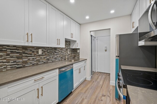 Building Photo - 60 Amberly Dr